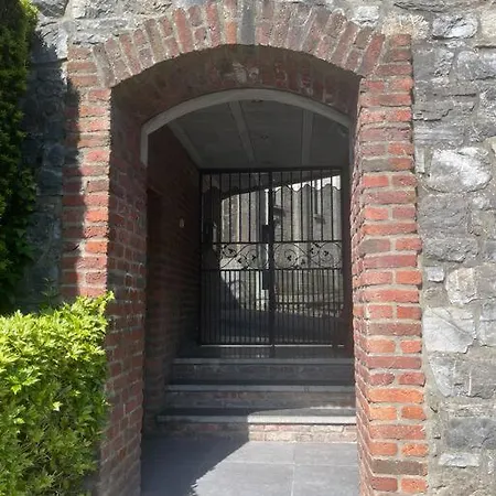 A L'ombre Du Clocher